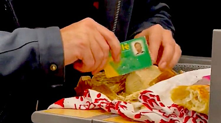 INSOLITE – La carte Vitale pour découper du foie gras